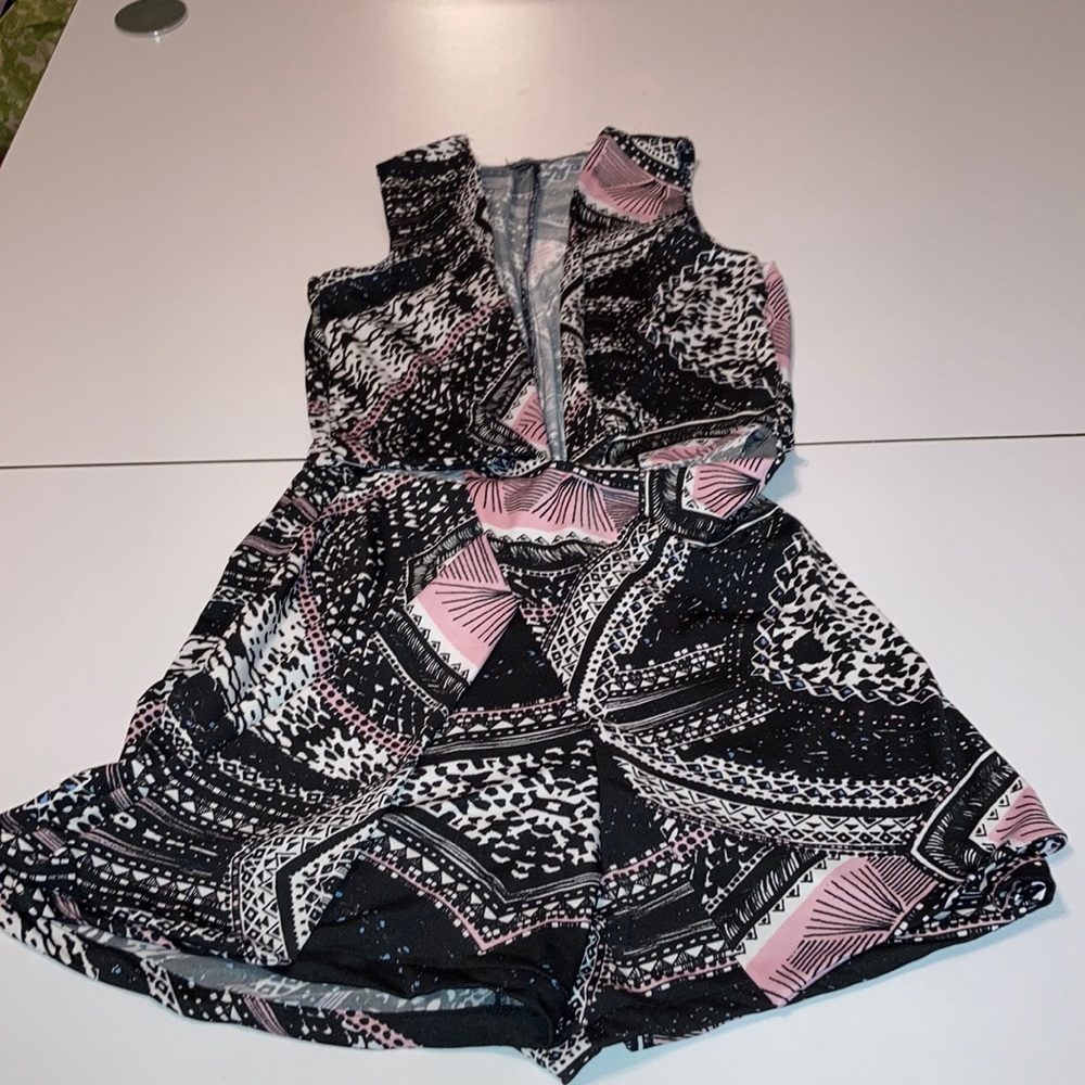 Small Romper low cut front 😻 side cutouts